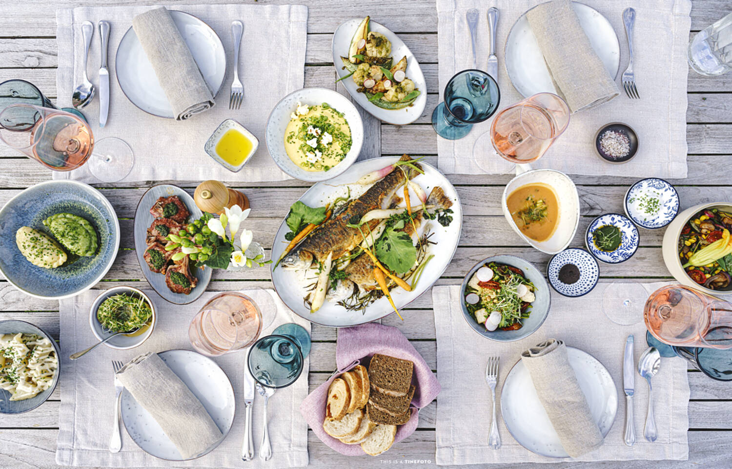 Schön gedeckter Tisch mit einem gebratenen Fisch in der Mitte beim Dinner am Millstätter See.