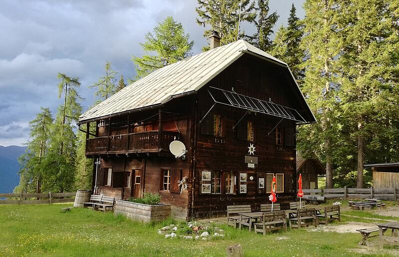Blick zur E.T. Comptonhütte im Oberdrautal