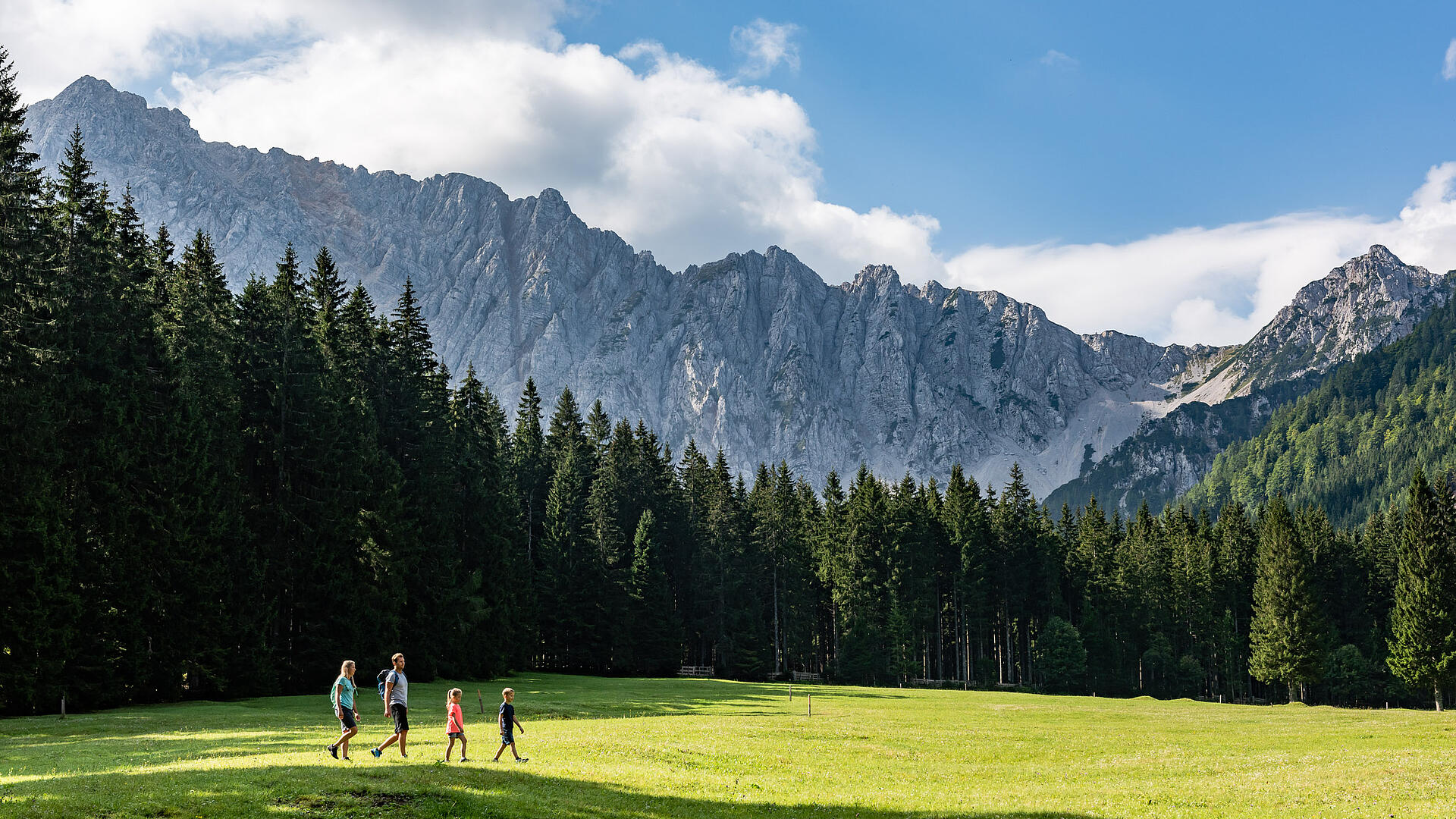 Familie beim Wandern am Slow Trail Meerauge im Rosental