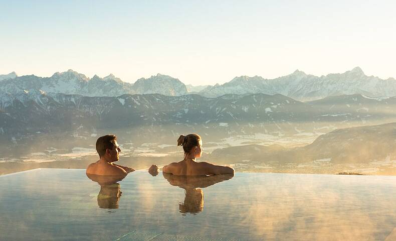 Österreich Winterurlaub und Wellness Entspannen in der Therme mit tollem Ausblick