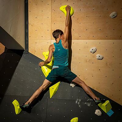 Junger Mann in der Boulderhalle Kraftwerk Althofen