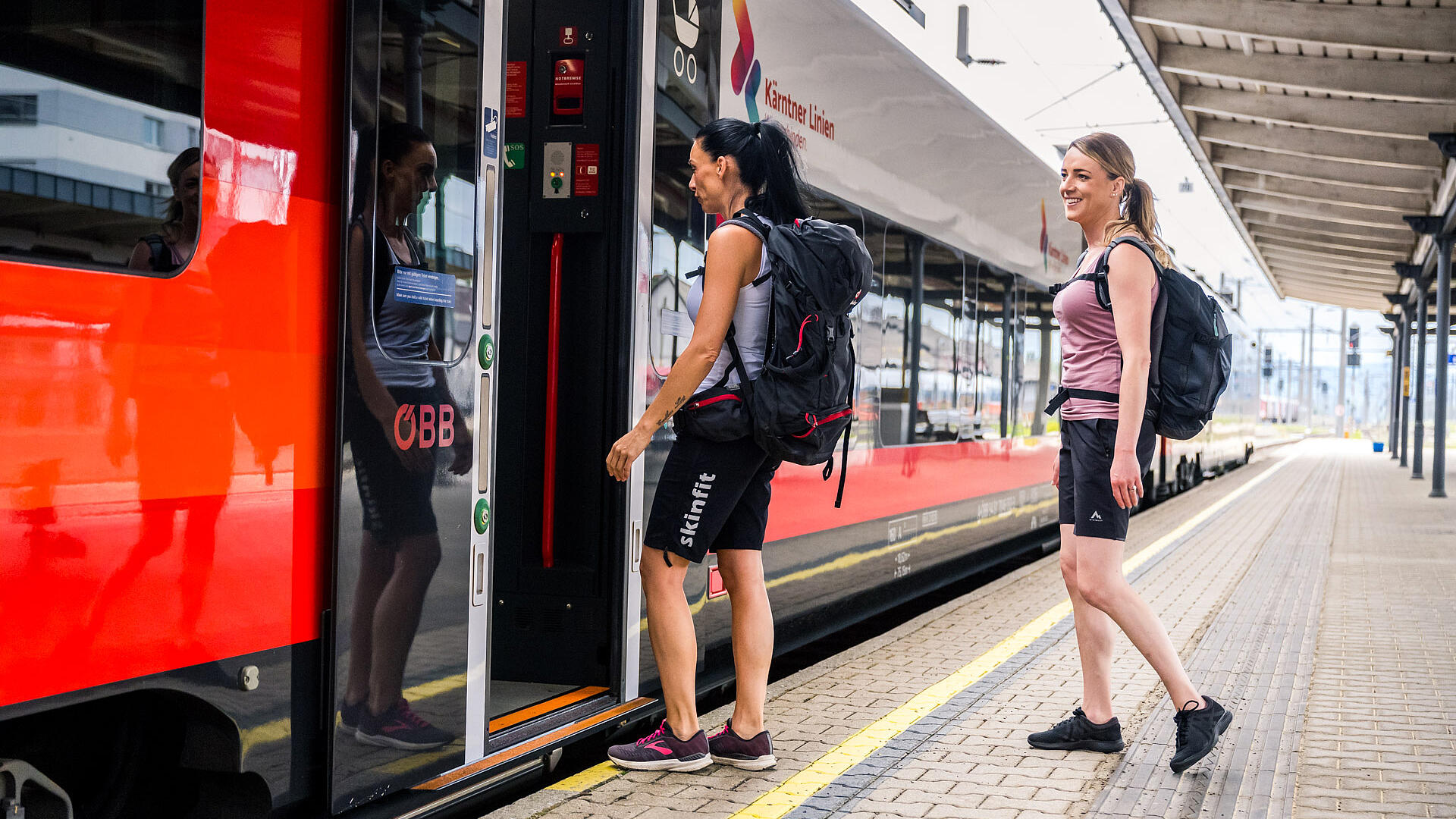 Zwei Frauen beim Einstieg in die SBahn Rail & Trail