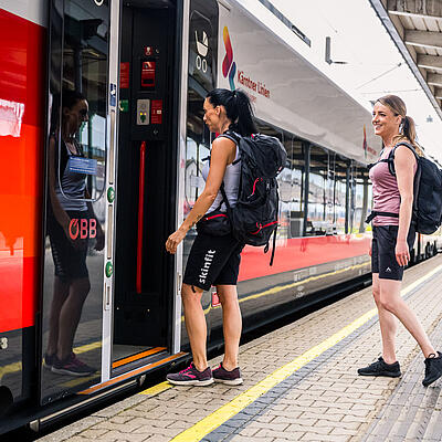 Zwei Frauen beim Einstieg in die SBahn Rail & Trail