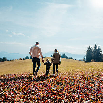Herbst Familie Spanziergang