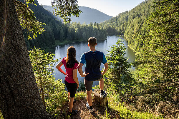 Paerchen blickt auf den Flattnitzer See beim Slow Trail Flattnitz