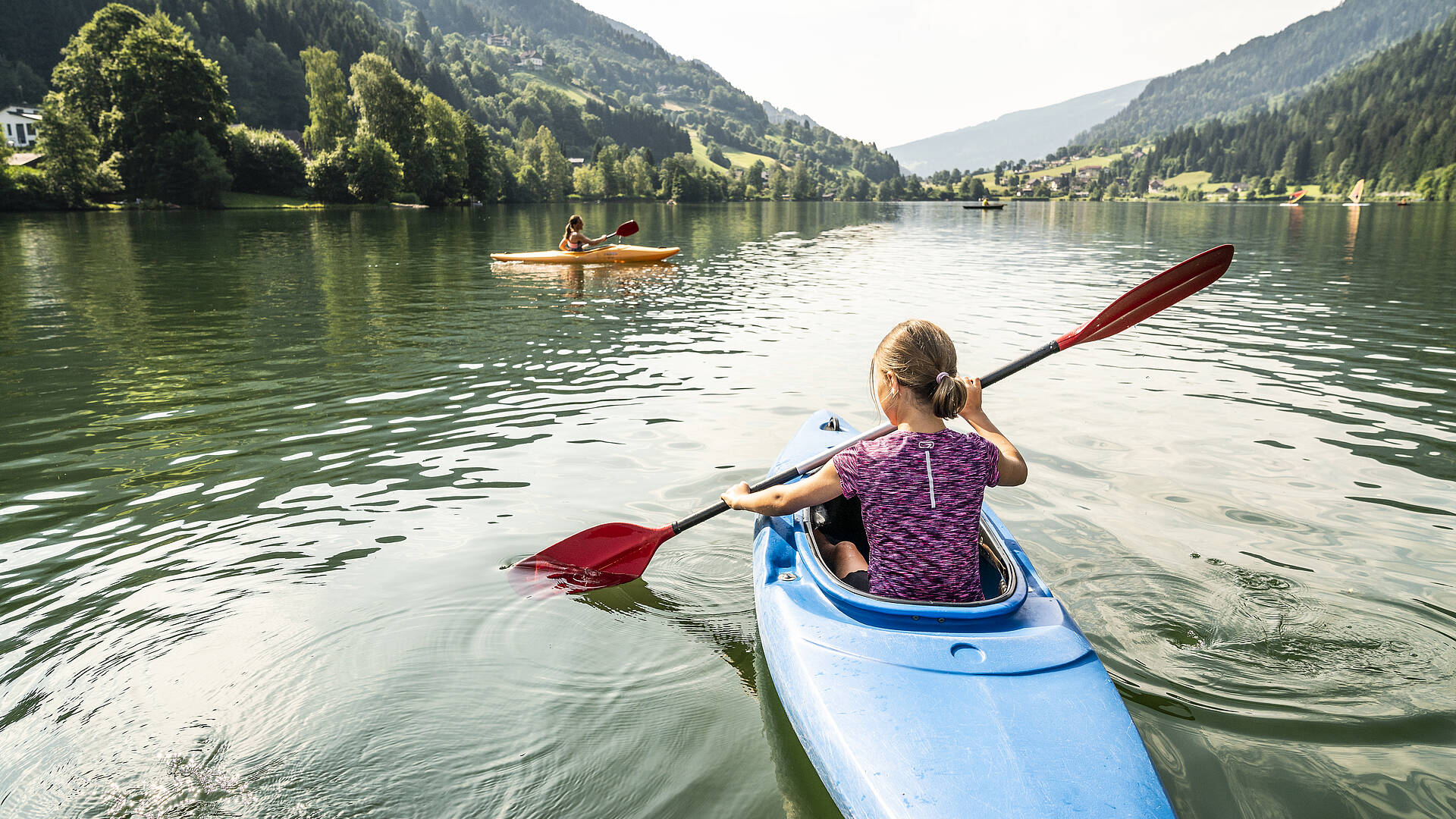 Maedchen dem Kanu am Brennsee unterwegs