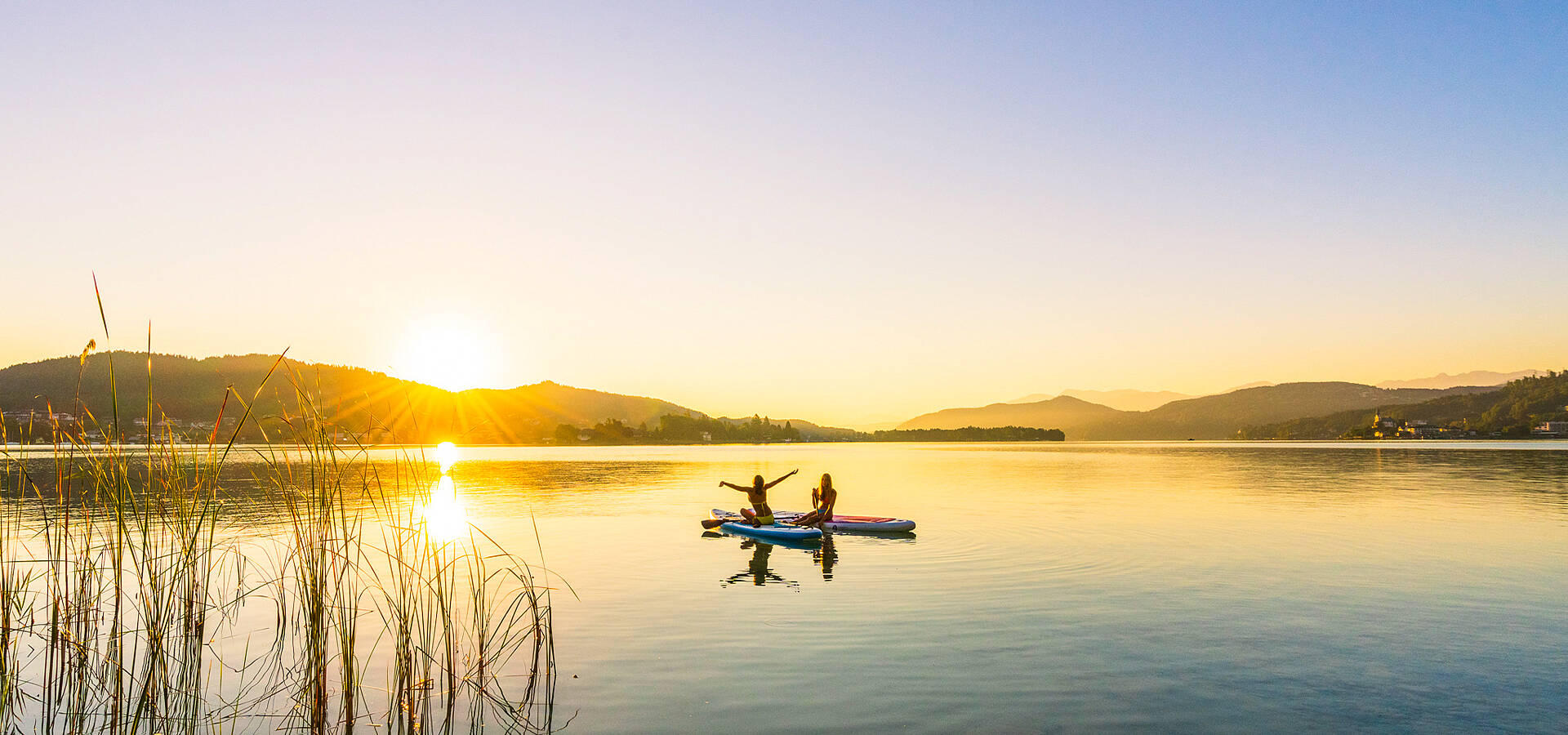 Zwei Damen mit den Stand up Paddels am Woerthersee unterwegs