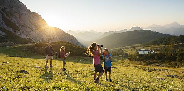 Familie beim Wandern am Nassfeld 