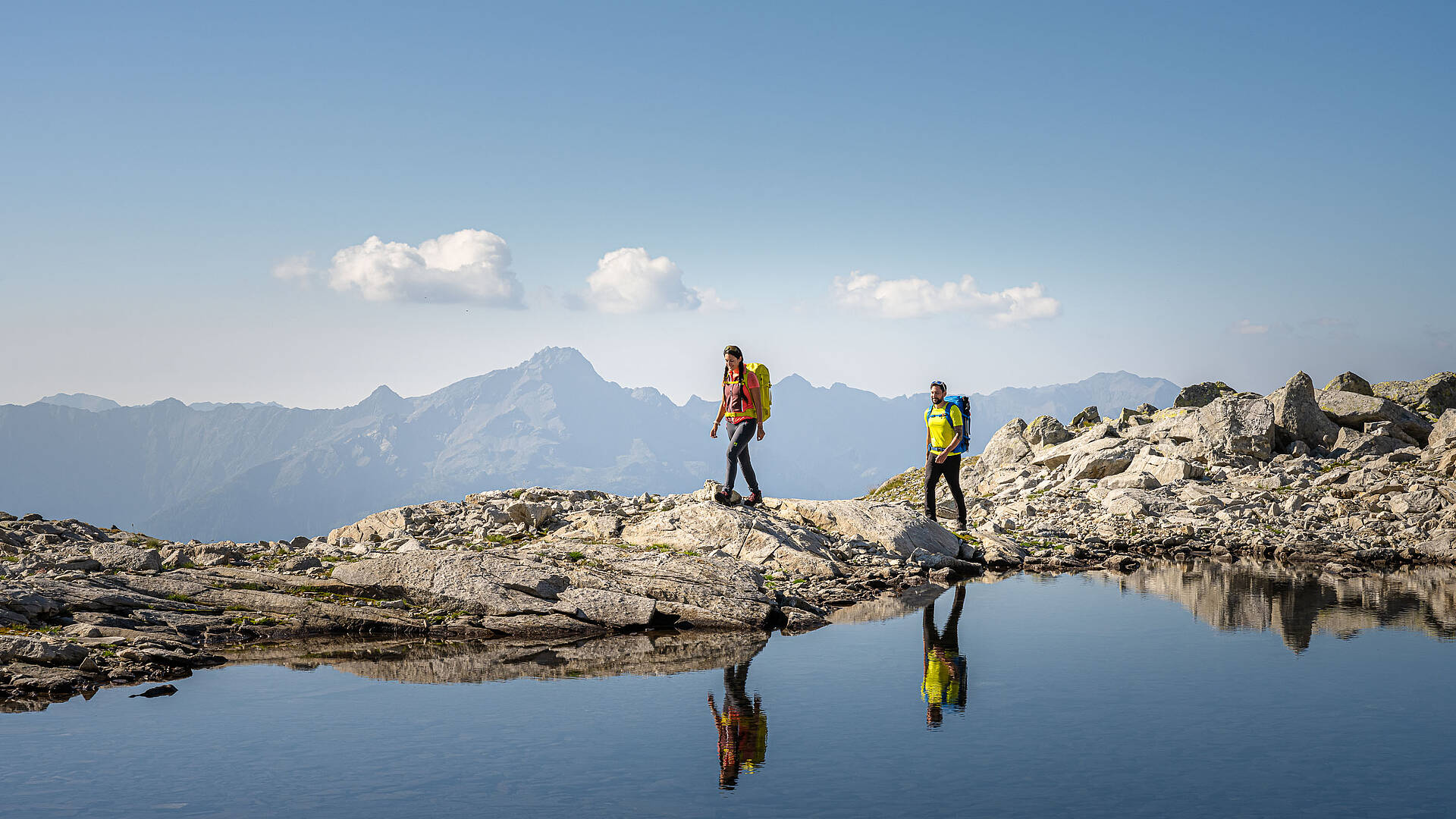 Weitwandern entlang eines Bergsees in den Hohen Tauern