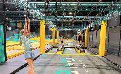 Trampolinspringen und Seilklettern in der N&auml;he des W&ouml;rthersees
