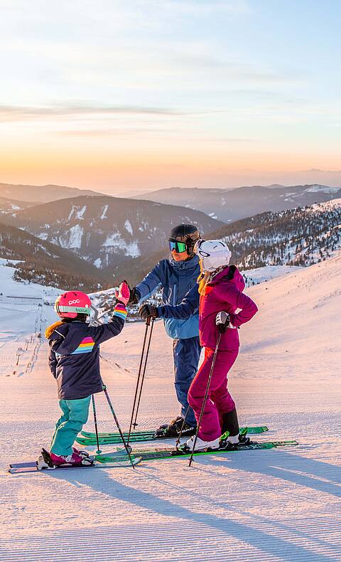 Familie beim Skifahren am Falkert Heidi Alm