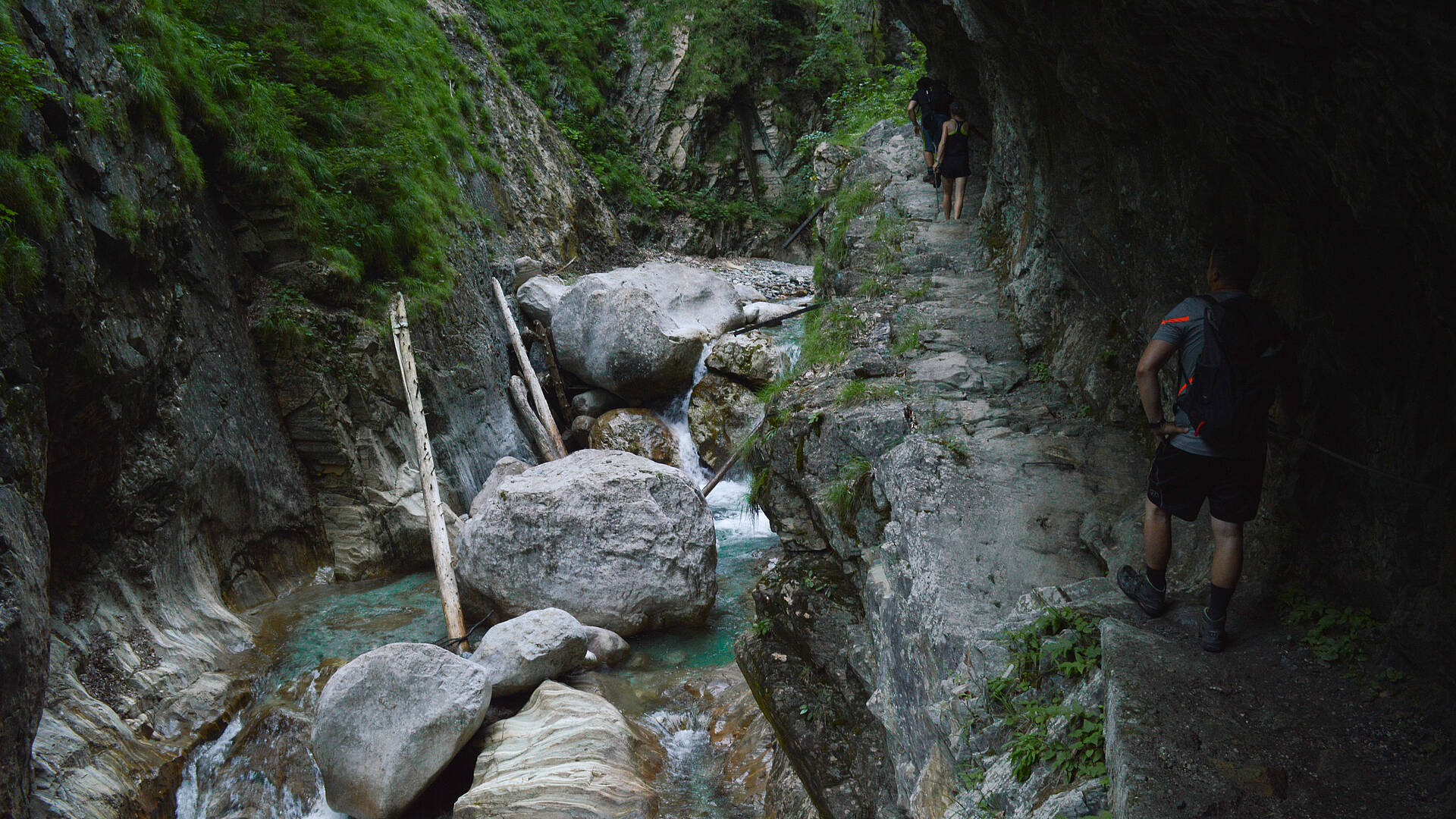 Felsiger Steig in der Garnitzenklamm mit Blick ins tosende Wasser 