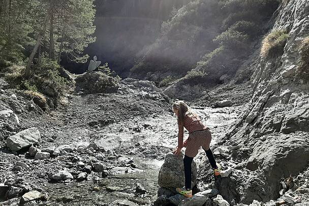 Beim Balancieren in der Geisslochklamm