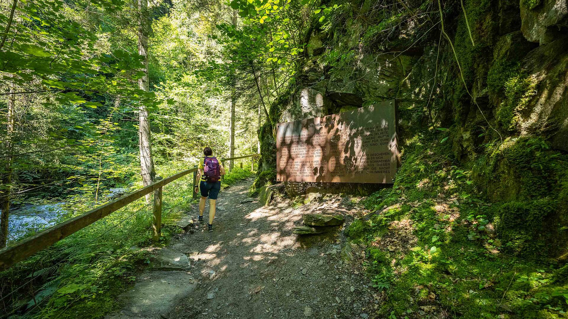 Frau beim Wandern in der Barbarossaschlucht im Nationalpark Hohe Tauern