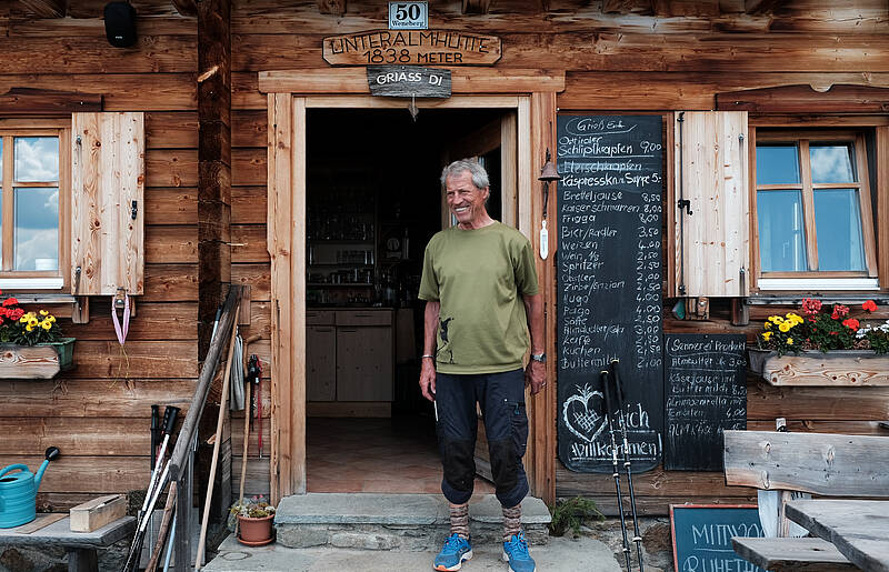 Hüttenwirt Albert auf der Alm