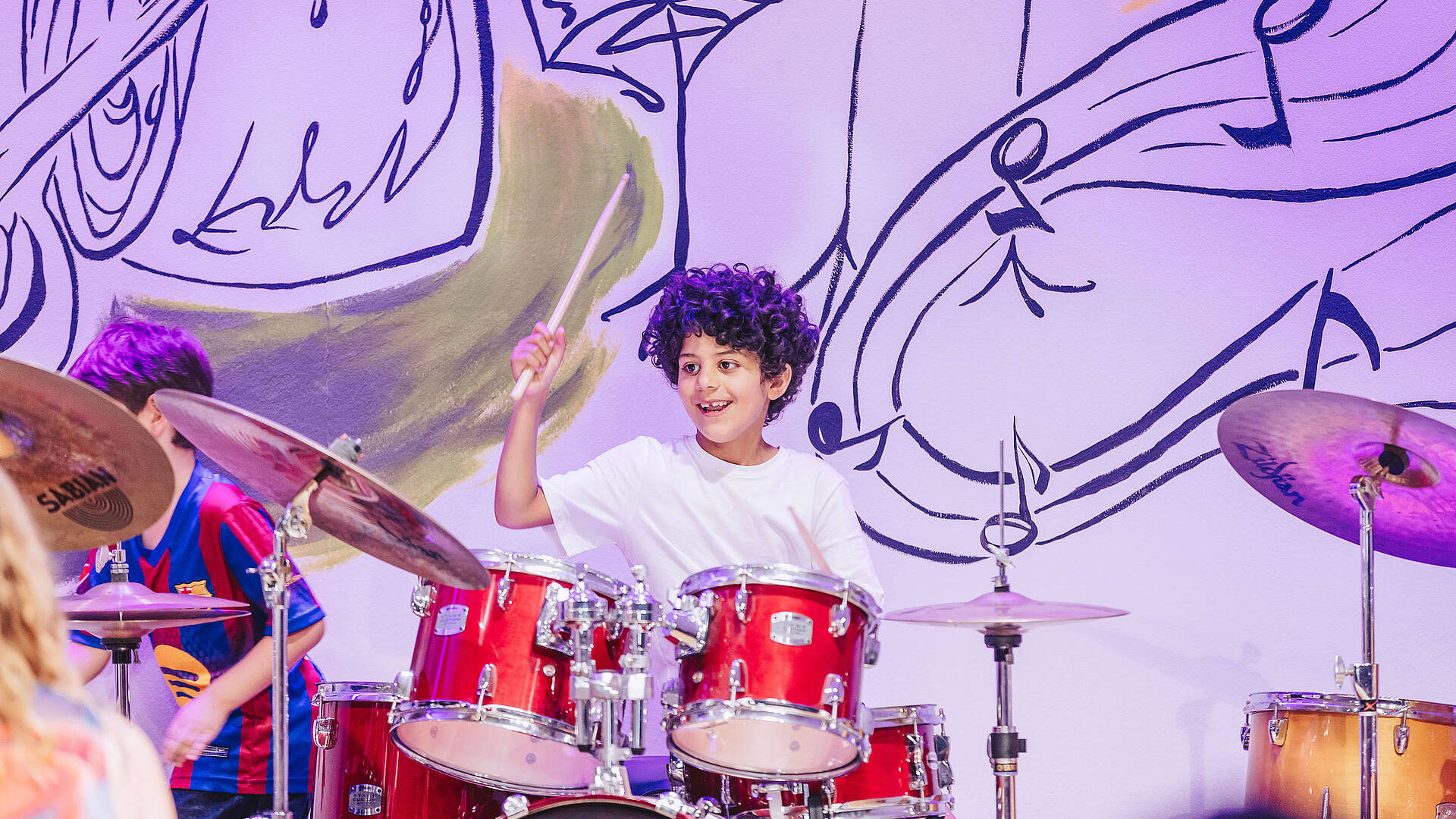 Ein Kind spielt Trommeln. 