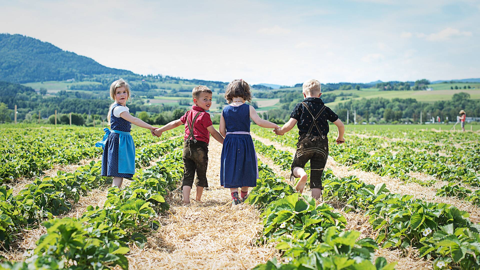 Kinder am Erdbeerfeld