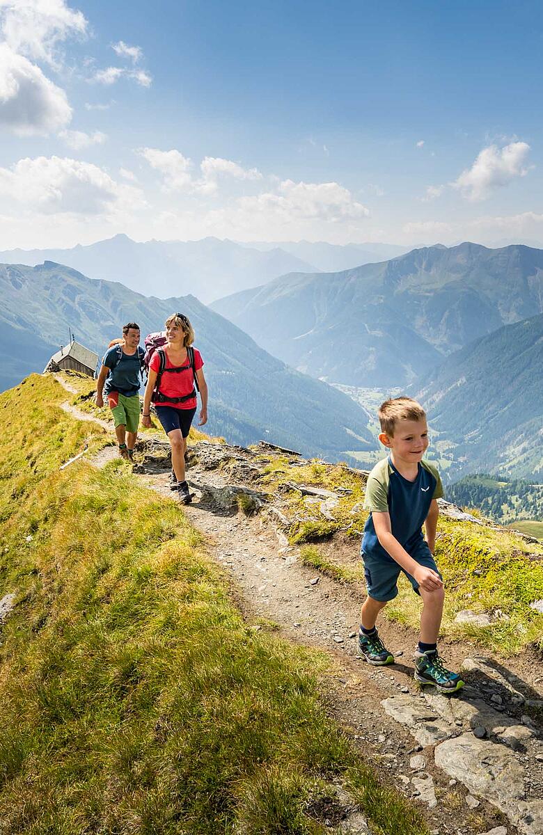 Familie beim Wandern Ankogel