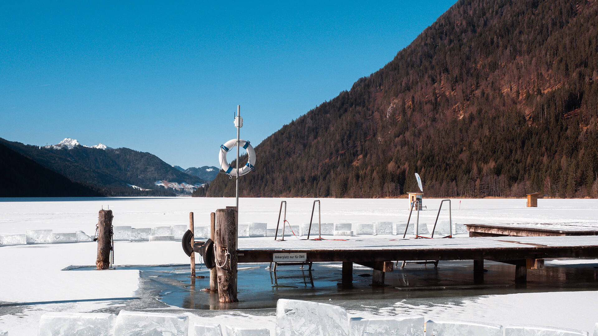 Blick auf den Weissensee und dem Steg beim Eistauchen Weissensee mit Viktoria Urbanek