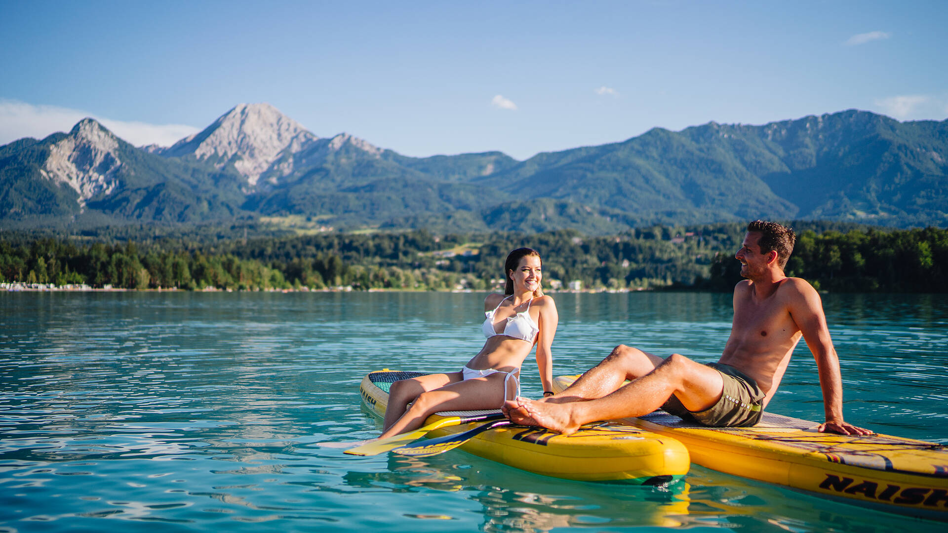 Paerchen mit dem SUP am Faaker See unterwegs