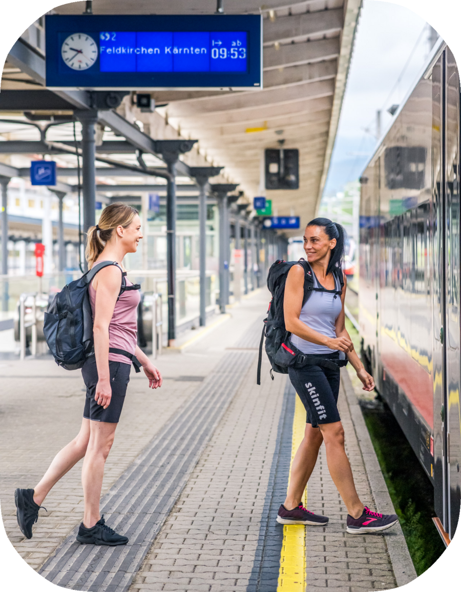 Zwei Frauen am Bahnsteig und warten auf die SBahn Rail & Trail
