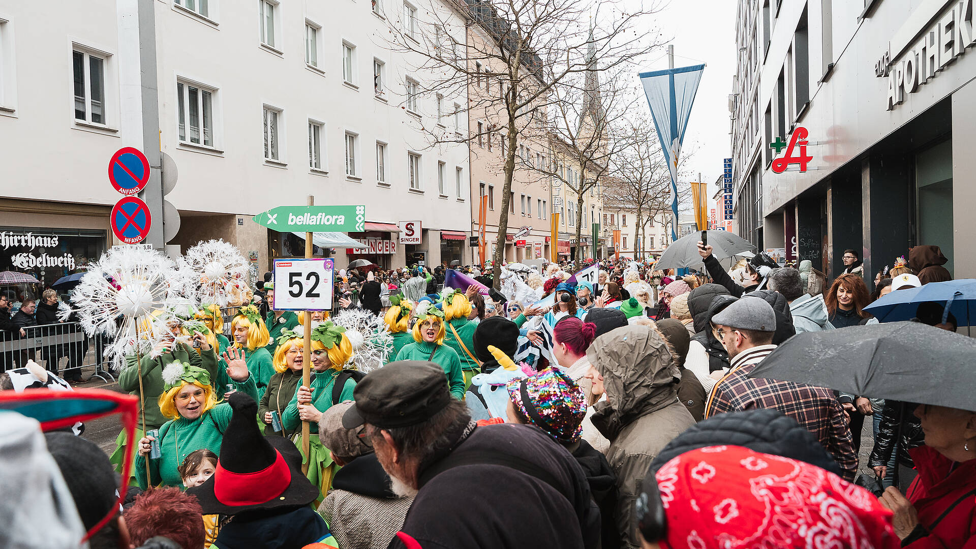 Faschingsumzug mit verkleideten Gruppen und vielen Zuschauer:innen in der Villacher Innenstadt.