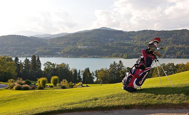 Golfausrüstung am Golfplatz