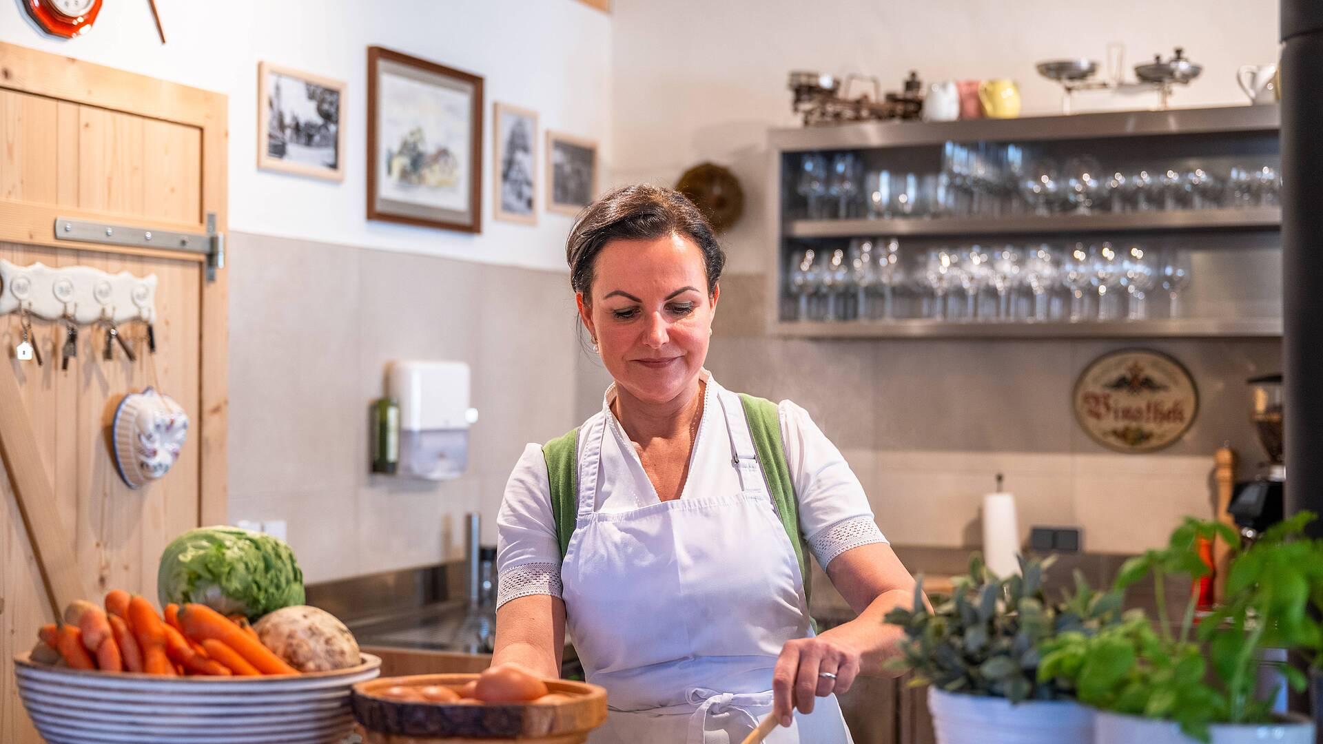 Barbara kocht in der Kücher der Dorfschenke Ebner
