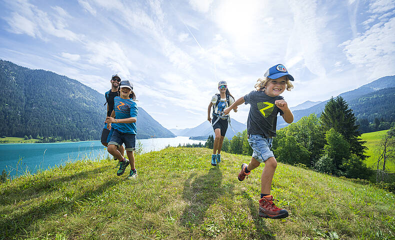 Familie beim Wandern am Weissensee