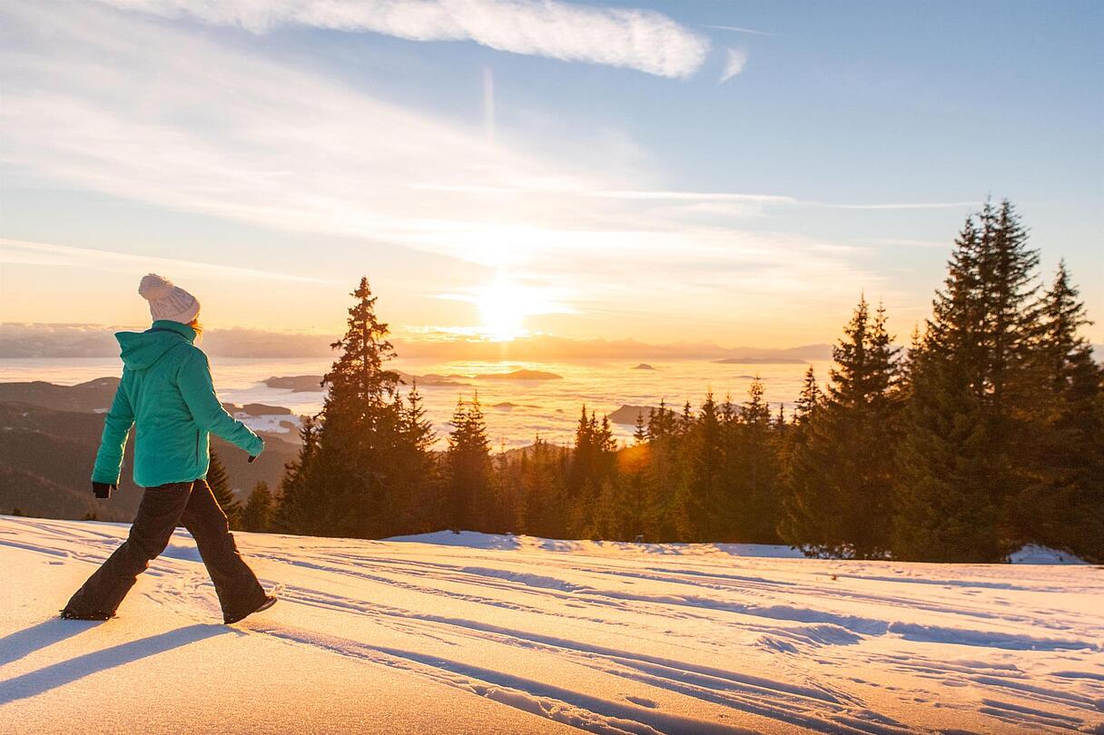 Winterwandern auf der Saualpe Frau im grünen Anorak beim Winterwandern auf der Saualpe