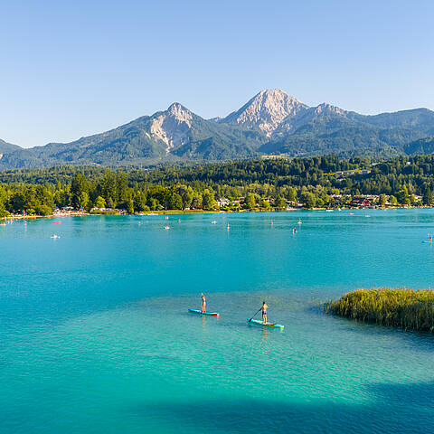 Wassersport am Faaker See mit Mittagskogel im Hintergrund