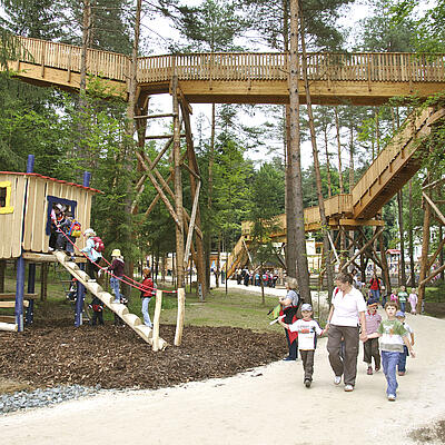 Gruppen mit Spielhaus c S. Eder Walderlebniswelt