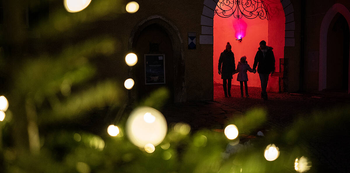 Familie am Millstaetter Lichtweg im Advent