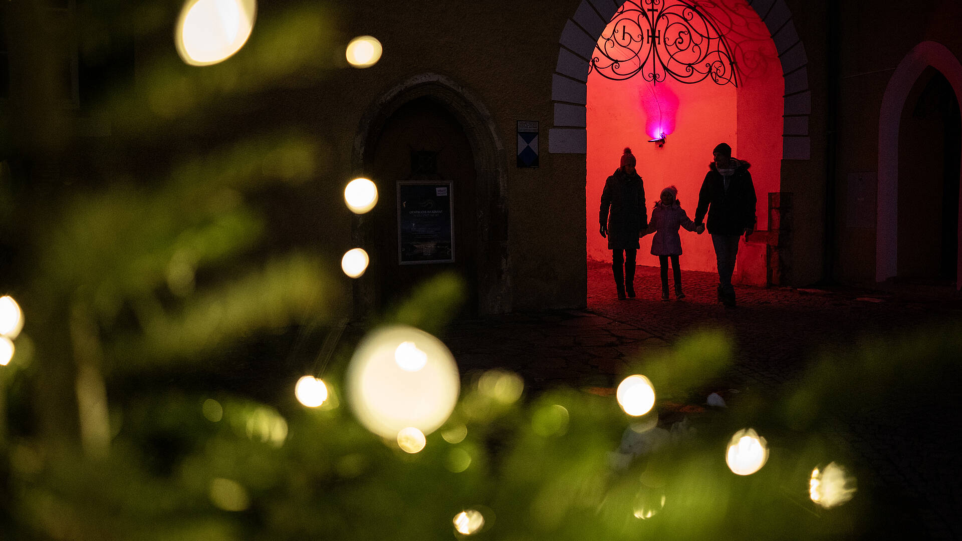 Familie am Millstaetter Lichtweg im Advent
