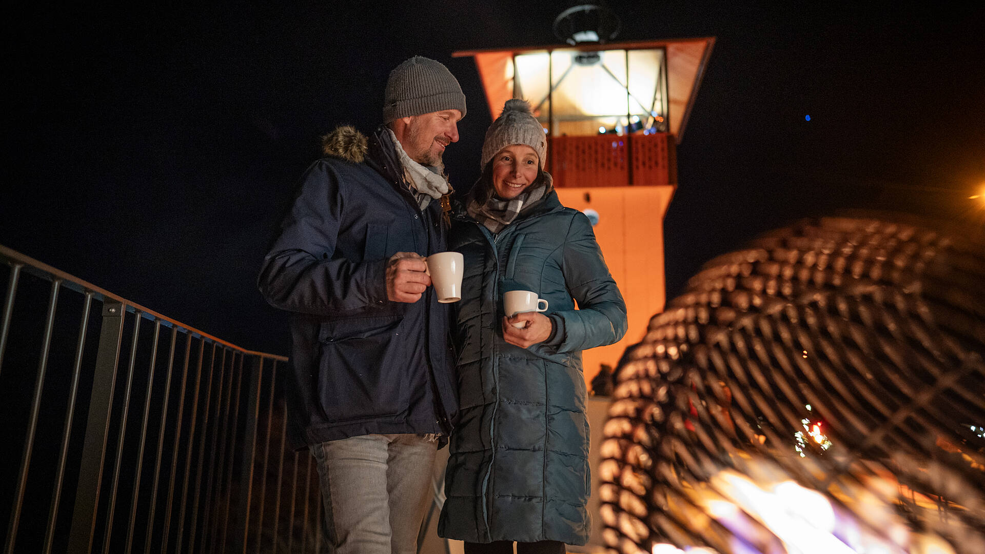 Paerchen am Millstaetter Lichtweg im Advent