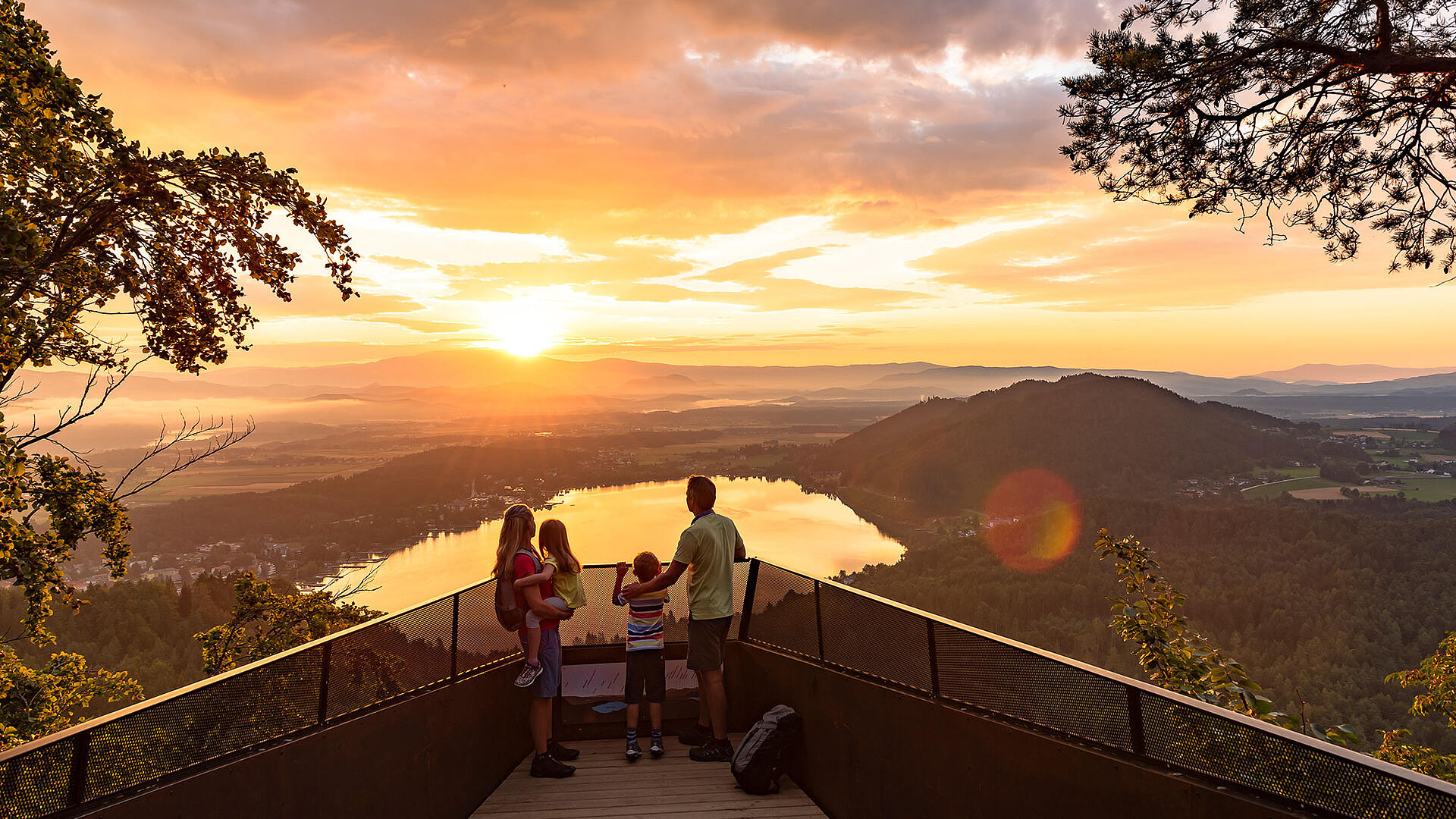 Familie am Slow Trail Kitzelberg mit Blick auf den Klopeiner See