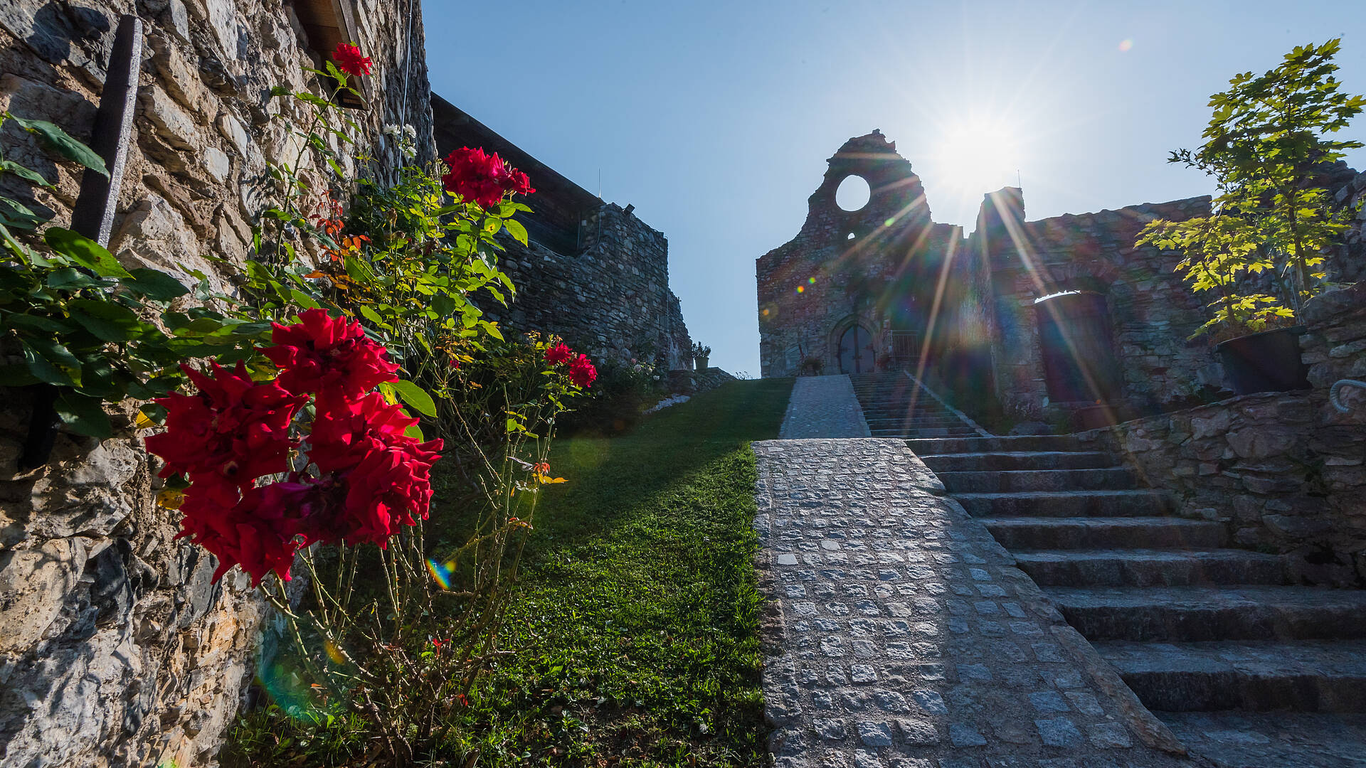 Klosterruine Arnoldstein bei Sonnenlicht