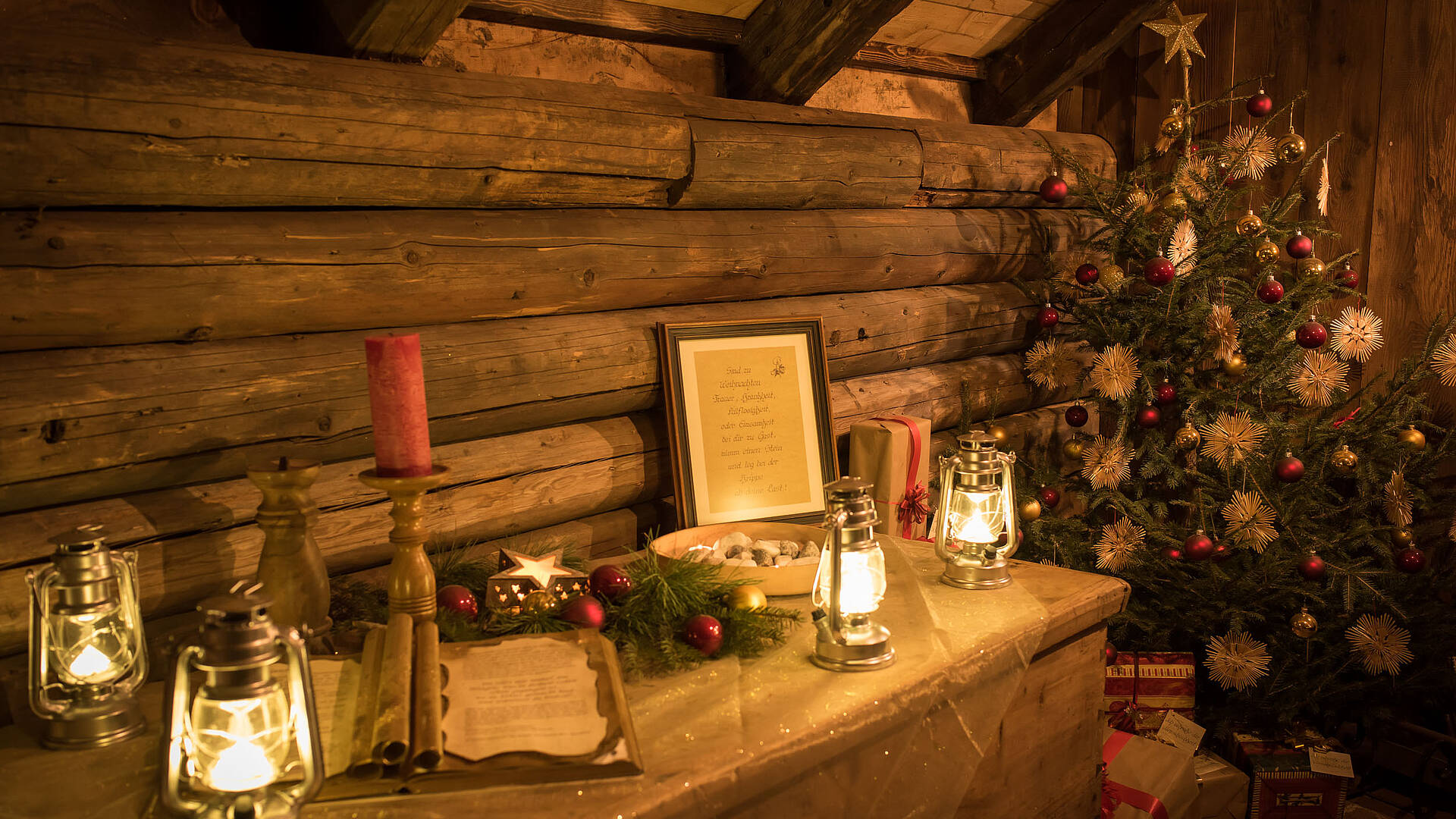 Katschberger Adventweg Huette der Stille mit Christbaum, Lichtern und Nuessen