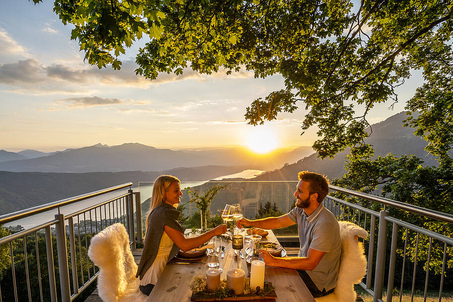 Pärchen bei der Sonnenuntergangstafel oberhalb des Millstaetter Sees