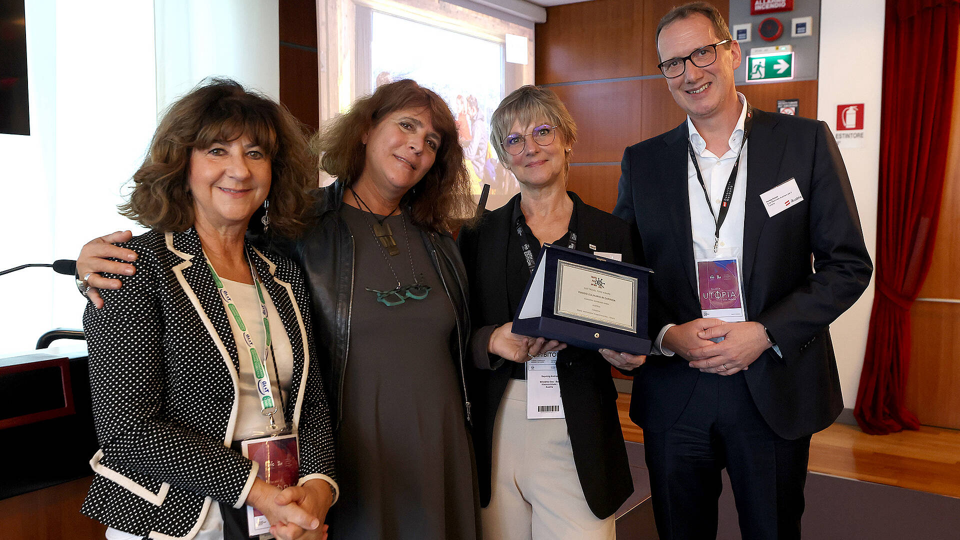 Eine Delegation freut sich bei der Verleihung über den Travel Food Award in Rimini.