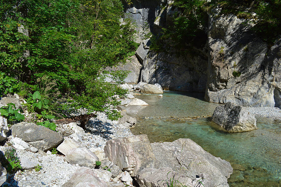 Garnitzenklamm mit ruhigem Wasser und Felsen