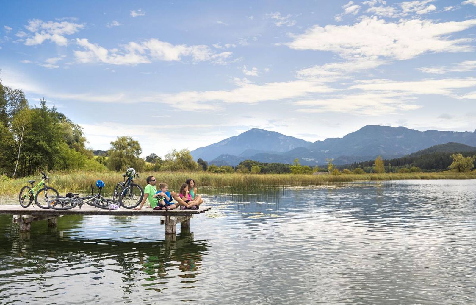 Mit der ganzen Familie um den Klopeiner See radeln und am Steg die Aussicht genießen. 