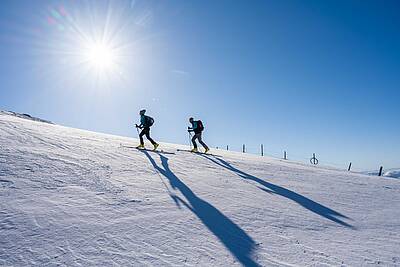 Zwei Skitourengeher am Nockberge Trail unterwegs
