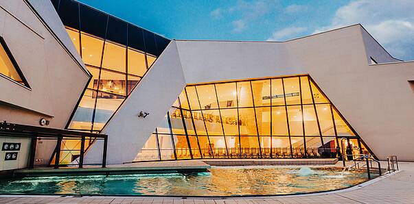 Blick auf die Therme Warmbad Villach
