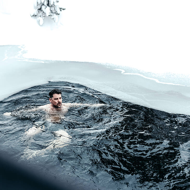 Eisbaden beim Hotel Hochschober auf der Turracher Hoehe