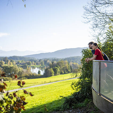 Paerchen beim Wandern am Slow Trail Maltschacher See in den Nockbergen