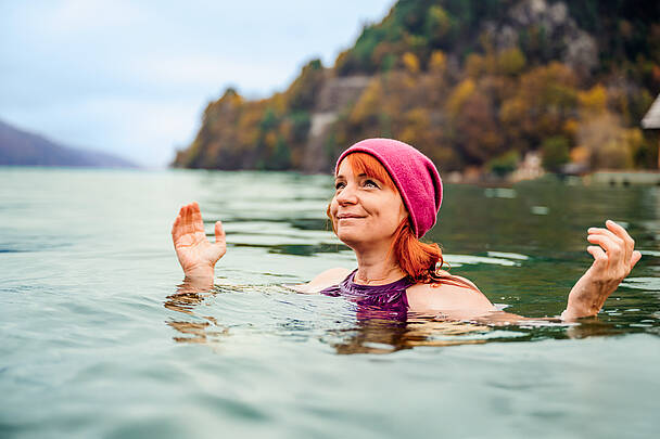 Frau beim Kaltbaden beim Hotel Seefischer im Millstätter See