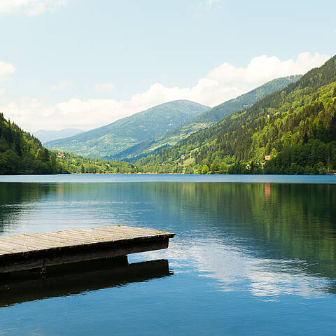 Blick auf den Afritzer See mit Badesteg