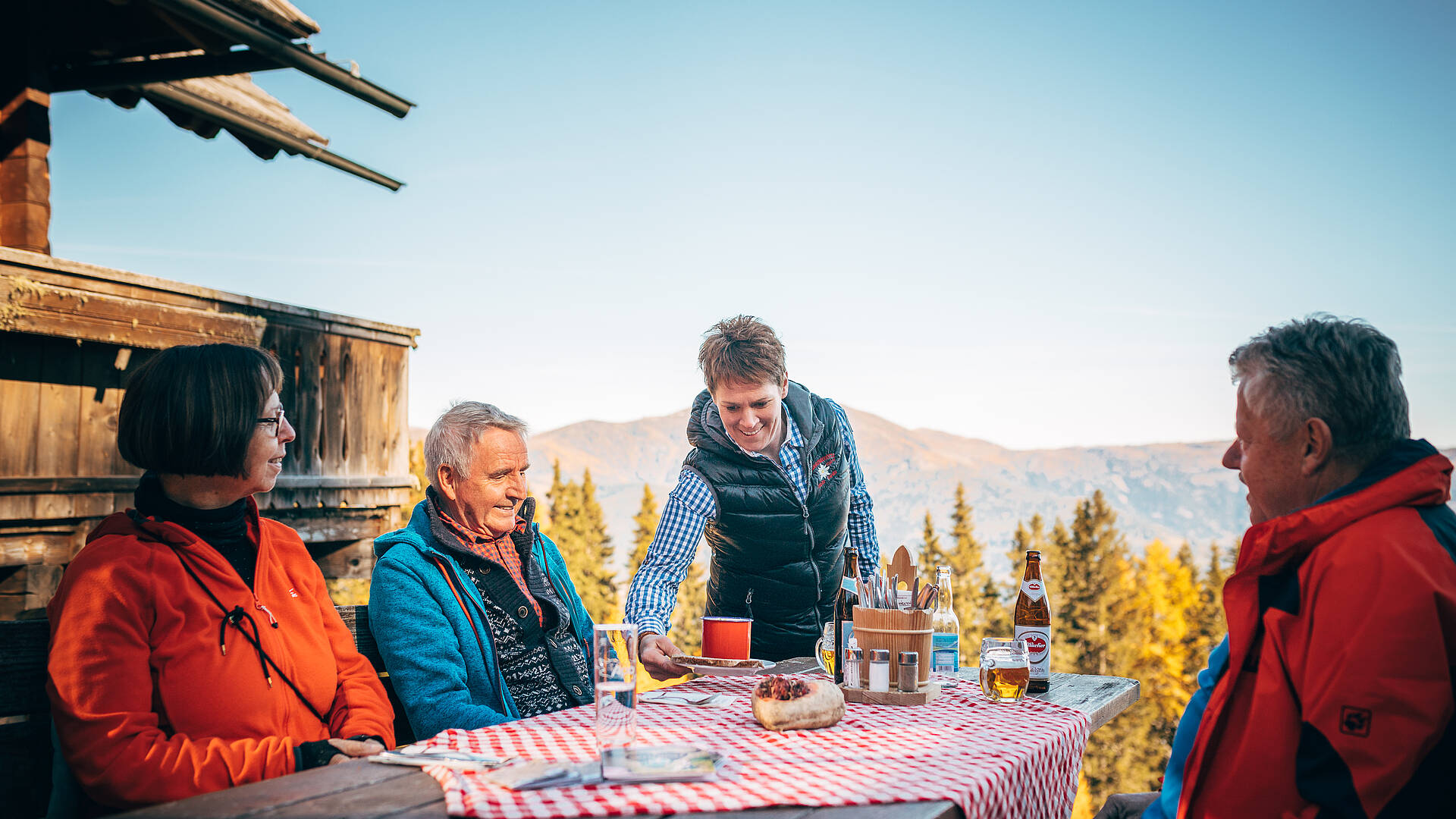 Rast beim Wandern und Kulinarik auf der Schwarzseehuette