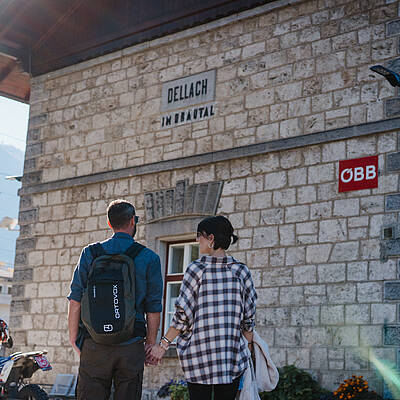 Mann und Frau beim Bahnhofswandern im Oberen Drautal